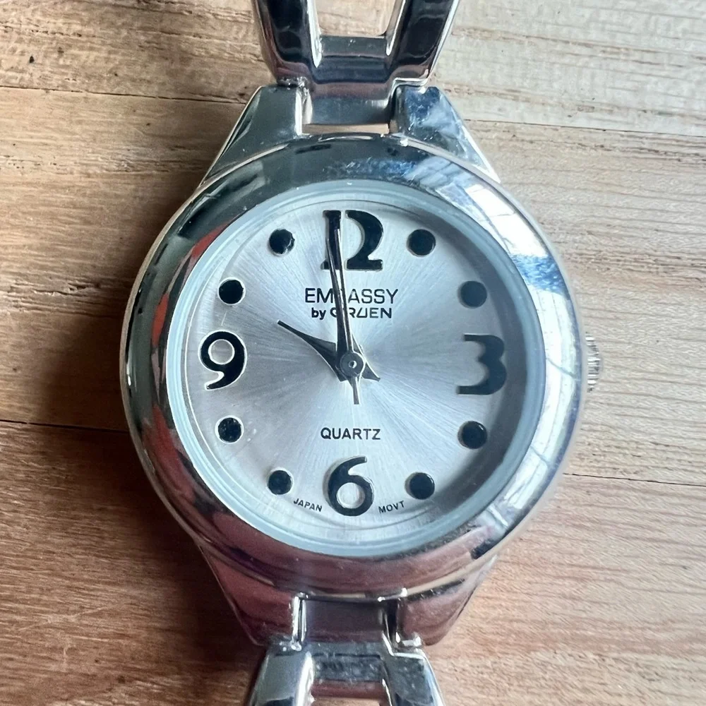 Embassy by Gruen ladies silver tone bracelet watch NEW BATTERY